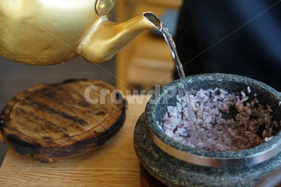 한식,요리,음식,식사,밥,돌솥밥,돌솥,주전자,누룽지,음식,식재료,요리,food,cook,meal,dishes,food reserves,한식,한국음식,한국요리,korean food,korean dishes,korean meal,korean cook