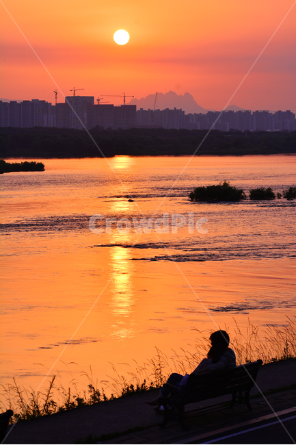 atmosphere,romance,couple,sun shadow,lyricism,healing,trail,At sunset,reflect,rubber,conversation,faint,vertical photo,windless,bench,riverside,feeling,lovers,light,river water,background,romantic relationship,love,Bench,shelter,a pair,mood,Around evening