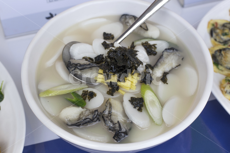 soup,cave,Korean,garnish,holiday,food,rice cake,Oyster Rice Cake Soup,cooking,Oyster dish,tteokguk,new year