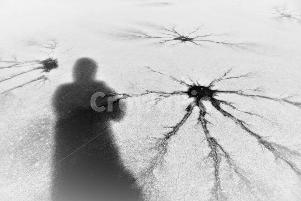 겨울,얼음,얼음판,균열,그림자,감성놀이,자연,겨울,계절,winter,season,사람,인물,인간,human,person,인물실루엣,사람실루엣,character silhouette,human silhouette