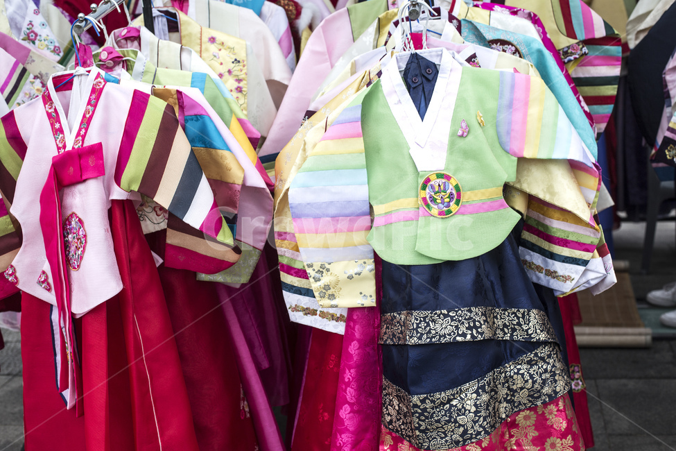 어린이옷,어린이한복,한복,의류,전통의상,아시아,아름다운,아름다움,밝은,어린이,옷,컬렉션,화려한,의상,문화,귀여운,디자인,디스플레이,드레스,소녀,유아,키즈,한국,작은옷,전통적인,새로운,오래된,동양,파스텔,분홍색,실크,전통,젊은,저고리,자수,한국적인,알록달록,색동,색동저고리,노점,한국전통,한국문화,korean traditional,korean culture,한복,한국전통의상,hanbok,korean traditional clothes,패션스타일,의상,fashion,style