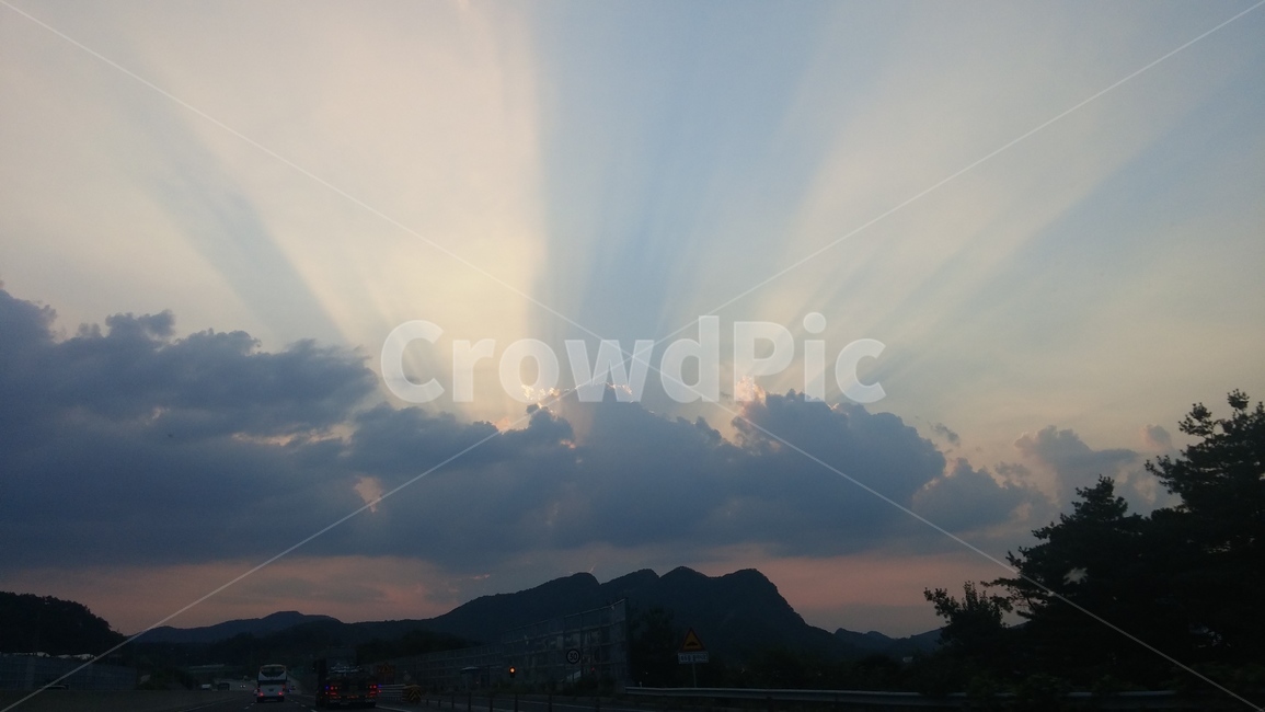 구름,빛,햇빛,노을,해질녘,산,풍경,하늘,교통,교통수단,traffic,transportation