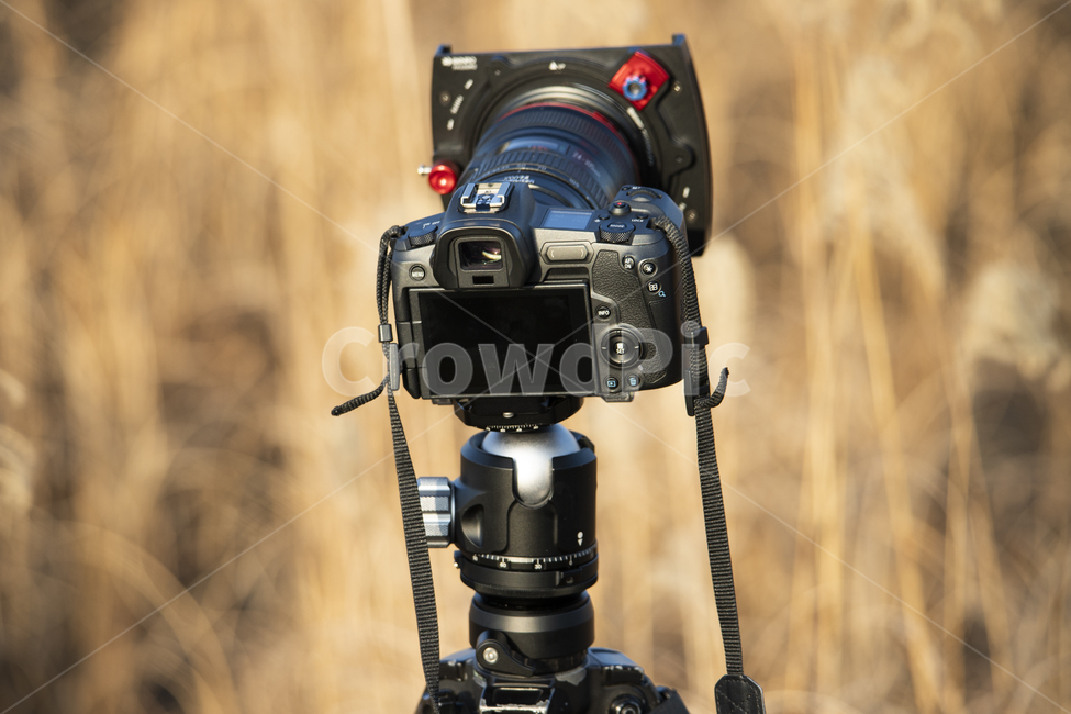 카메라,dslr,미러리스,삼각대,헤드,볼헤드,어깨끈,볼,필터,세워둔,모니터,lcd창,손잡이,타임,오브젝트,배경,사진작가,포토그래퍼,photographer,사물,물건,오브젝트,thing,object,matter