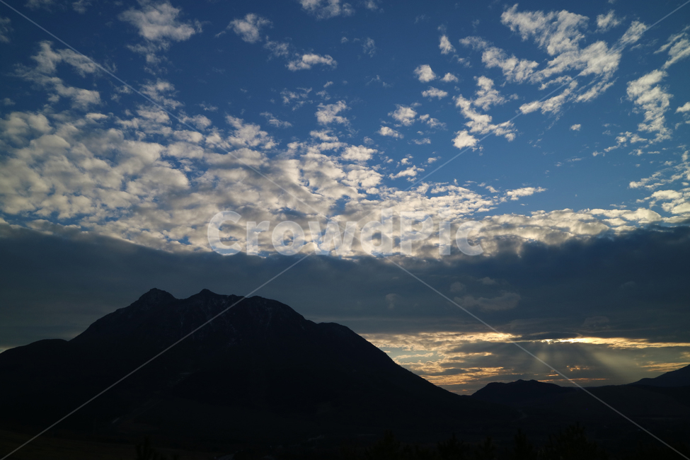 하늘,산,구름,해질녘,햇빛,노을,선샤인,양떼구름,sunshine,cloud,sky,풍경,자연,풍경,nature,landscape,weather,날씨,outdoors,옥외,mountain,mountain range,산맥,cumulus,적운