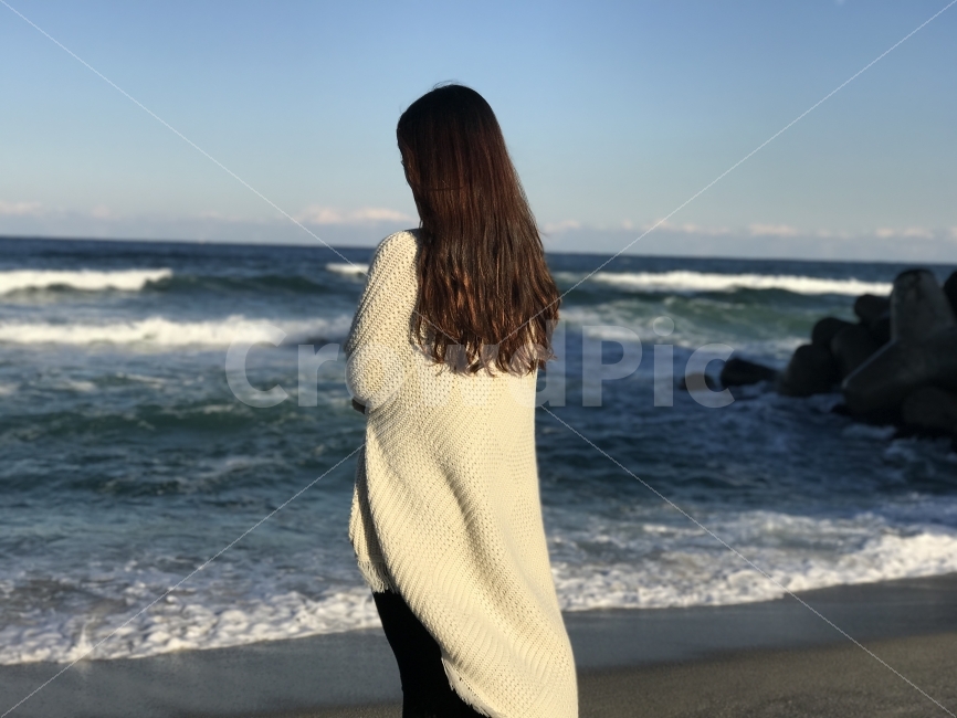 여자,바다,파도,해변,외로움,혼자,바위,하늘,자연,겨울,가을,해변,바다,beach,sea,여행,휴가,traveling,vacation,trip,사람,인물,인간,human,person,여성,여자,woman,female,lady