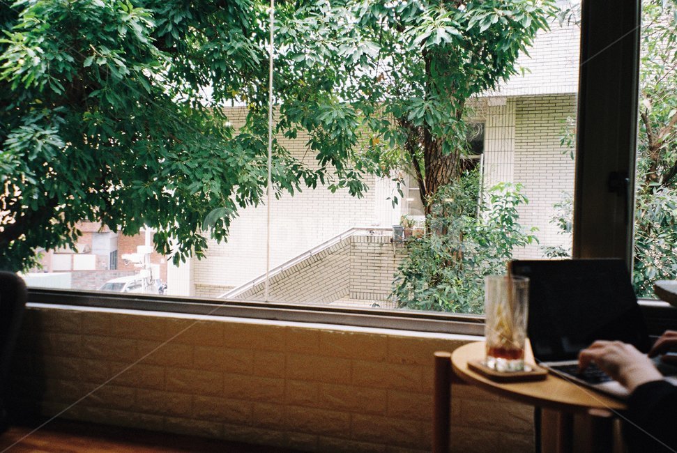 카페,창문,창가뷰,노트북,브런치,커피,카페,coffee,cafe