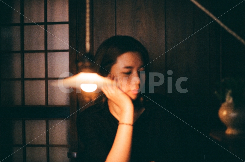 여자,인물사진,조명,생각,카페,공간,아늑한,오래된,벽,문,그녀,감성사진,필름사진,따뜻한,대화,주전자,she,personal,light,think,cafe,space,cozy,old,wall,door,sensitive,film,warm,meet,story,사람,인물,인간,human,person,여성,여자,woman,female,lady,감성,sensible,feeling