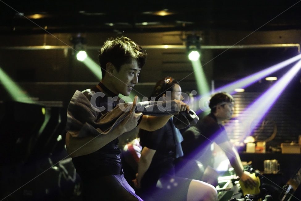 자전거,라이딩,싸이클,로드사이클,roadbike,cycling,cycle,실내라이딩,로라,사람들,대중,군중,other people,crowd,스포츠,레저,운동,sports,leisure,exercise