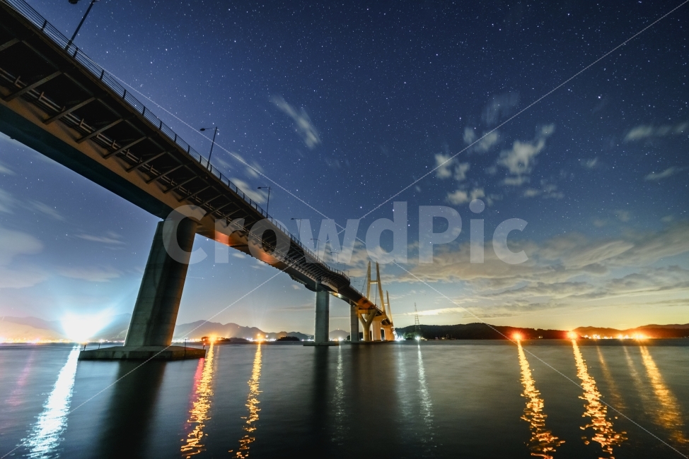 별,밤하늘,풍경,바다,stars,sea,ocean,beach,하늘,밤,다리,bridge,반영,reflection,자연,풍경,nature,landscape,야경,밤,nightscape,night,건축물,건물외관,exterior,building,structure,architecture,construction,건물