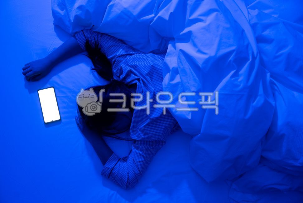 bed,electronics,smartphone,poor eyesight,screen,eye health,tablet,habit,white,female,night,addiction,drowsiness,blue light,YouTube,ott,vision,dazzling,dawn,looking,blank screen,device,disturbance,woman,moonlight,video,cell phone,watching,sleep,master bedr