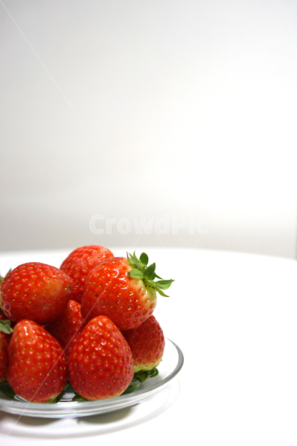 딸기,strawberry,과일,음식,겨울철과일,빨강,레드,red,베리,음식,식재료,요리,food,cook,meal,dishes,food reserves,과일,열매,fruit