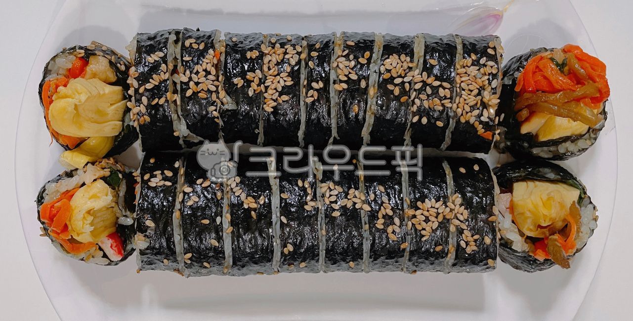 김밥,야채김밥,김밥김,김,쌀밥,쌀,밥,백미,음식,식사,참깨,깨,햄,단무지,지단,계란지단,달걀지단,계란,달걀,오양맛살,맛살,접시,우엉,시금치,당근,food,meal,egg,dish,rice