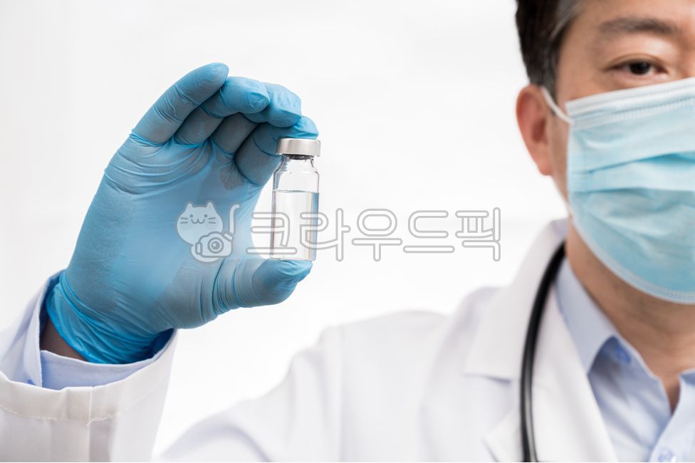 의료,과학,백신,코로나바이러스,코로나,바이러스,코로나19,covid19,신종플루,예방,예방백신,개발,백신개발,의학,예방접종,전염병,예방주사,과학자,약병,질병,감염병,폐렴,제약회사,보건,건강,독감,독감백신,수술장갑,세균,감염,컨셉,주사기,의사,남자,남성,동양인,아시아인,한국인,일본인,중국인,마스크,덴탈마스크,팬데믹,신약,신약개발,팬더믹,항생제,마취제,박테리아,접종,의료,의학,병원,medical,hospital,clinic