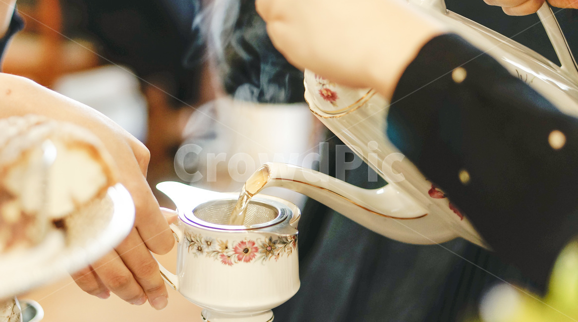 차,티타임,홍차,주전자,티포트,찻잔,tea,teapot,teatime,blacktea,꽃무늬,오후,afternoontea,사람,인물,인간,human,person,신체일부,몸,body,음료수,drink,beverage,커피,카페,coffee,cafe,감성,sensible,feeling