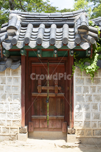 한옥마을,전통대문,전통담벼락,기와,지붕,전통건축,고건축,한국전통,한국문화,korean traditional,korean culture,건축물,건물외관,exterior,building,structure,architecture,construction