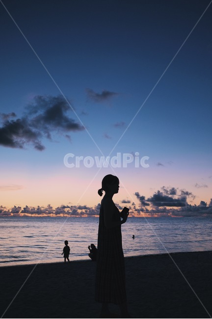 야경,노을,해질녘,바다,비치,해변,여자,휴양지,모래사장,sky,silhouette,실루엣,human,인간,자연,nature,사람,person,황혼,일몰,쓸쓸함,해변,바다,beach,sea,사람,인물,인간,human,person,인물실루엣,사람실루엣,character silhouette,human silhouette,여행,휴가,traveling,vacation,trip,고독함,외로움,쓸쓸함,우울함,슬픔,lonely,solitary