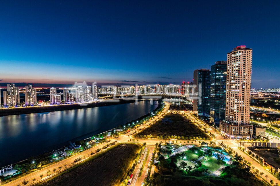 night view,highrise building,city,Incheon,night,city night view,magic hour,nightview,lighting,sea,building,golden time,Songdo,outdoors,light,sunset,nightscape,cityscape,evening