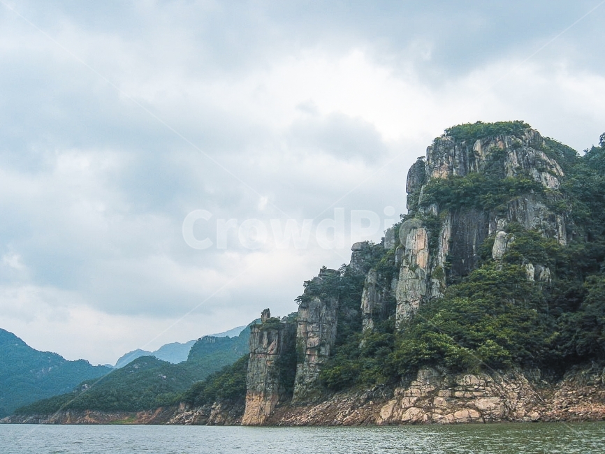 precipice	,섬,해안절벽,절벽,나무,자연,풍경,nature,landscape,cliff,낭떠러지,outdoors,옥외,sea,바다,water,물,ocean,대양,shoreline,해안선,land,땅