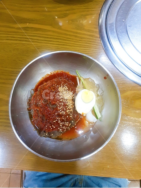 비빔냉면,양념,계란,냉면,면,시원한냉면,시원한비빔냉면,점심밥,식사,삶은계란