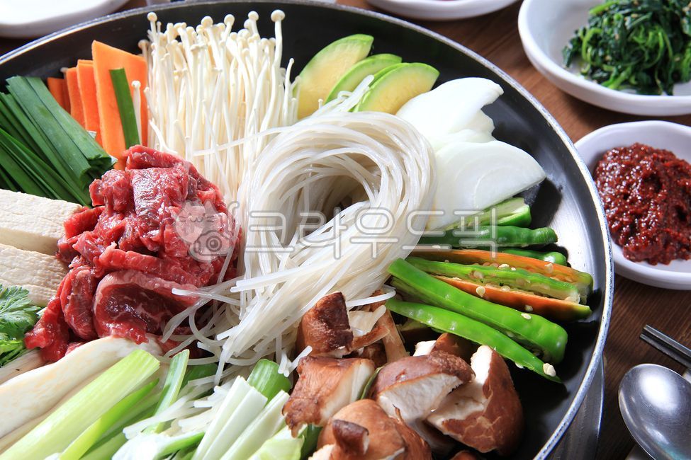 한우불고기,불고기,양념불고기,소불고기,야채,채소,당면,한우,소고기,한우고기,구이,한식,고기집,한우맛집,맛집,먹거리,음식점,식사,정육식당,한국음식,전통음식,한국전통음식,식당,요리,횡성한우,food,그릇,한우전골,전골,버섯,한우버섯전골,버섯전골,생고기,소고기버섯전골,한우생고기