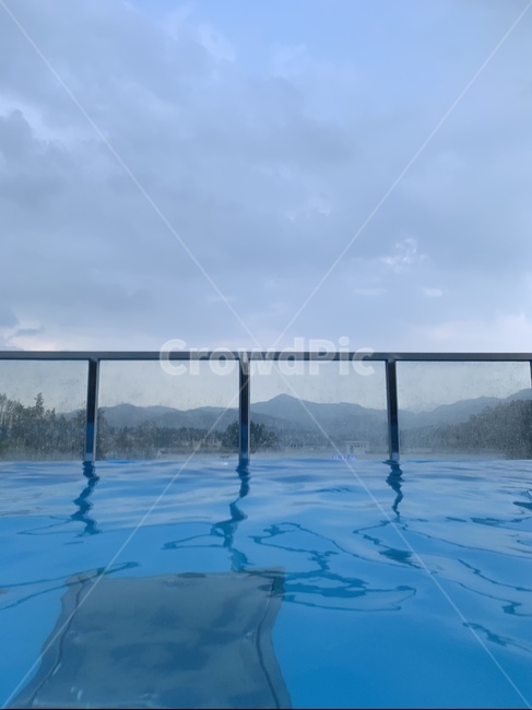스파,수영장,풀,산,운치,물,물결,파랑,블루,워터파크,야외,야외수영장,물놀이