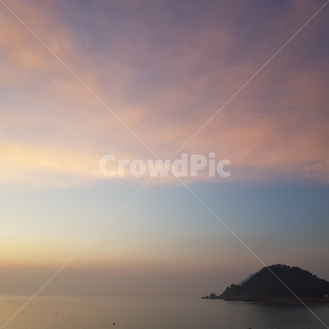 nature,자연,outdoors,옥외,land,땅,shoreline,해안선,water,물,ocean,대양,sea,바다,구름