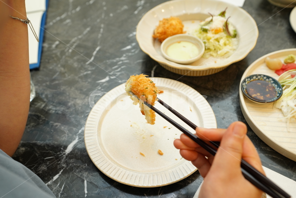 고로케,요리,접시,음식,먹거리,안주,식사,젓가락,식품,음식,식재료,요리,food,cook,meal,dishes,food reserves