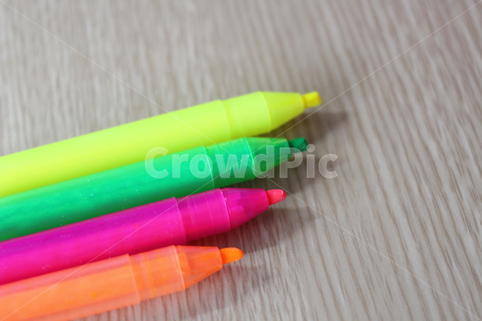 형광펜,필기도구,펜,형광,highlighter,사물,물건,오브젝트,thing,object,matter,학용품,문구류,사무용품,school supplies,stationery,office supplies