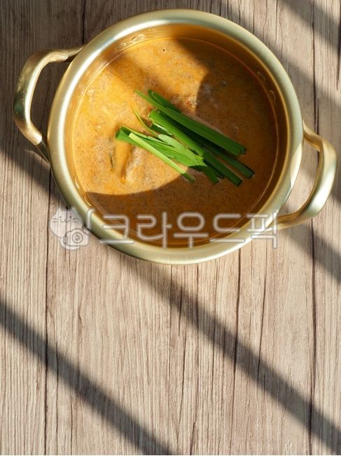 추어탕,한식,보양식,미꾸라지수프,한국음식,음식,요리,미꾸라지탕,영양식,점심식사,저녁식사,국물,수프,전통음식,식사,chueotang,comfortfood,loachsoup,koreanfood,food,cooking,loachtang,nutritionalfood,lunch,dinner,hot,soup,traditionalfood,meal,양은냄비,부추