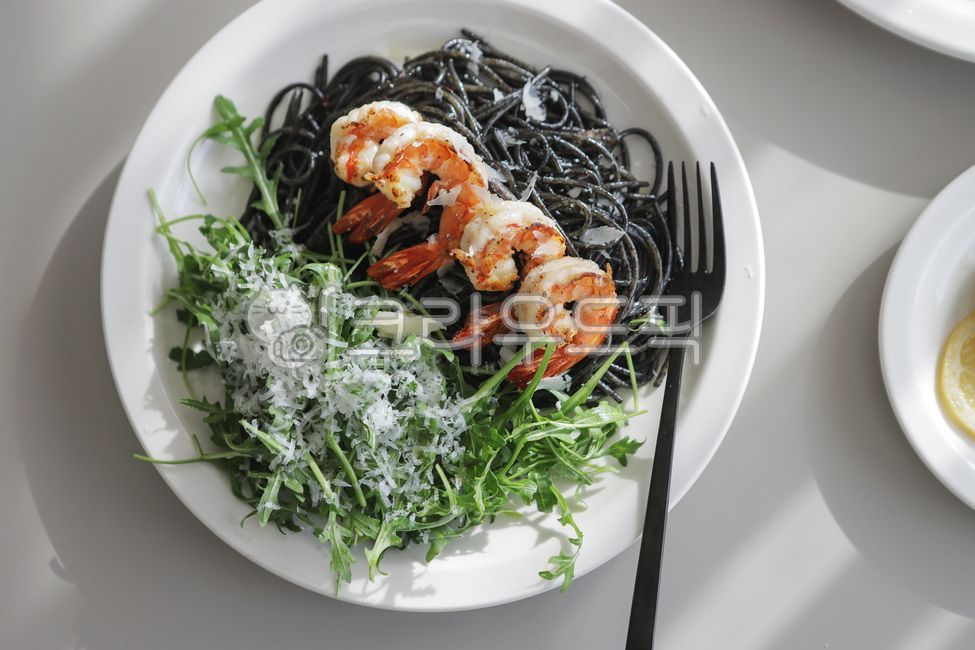 파스타,스파게티,먹물파스타,오징어먹물파스타,새우파스타,쉬림프파스타,루꼴라,레몬,예쁜그릇,플레이팅,푸드블로거,감성,서양음식,이태리음식,pasta,cook,meal,dishes,foodreserves,noodles,italyfood,포크,fork,음식,식재료,요리,food,cook,meal,dishes,food reserves,양식,서양음식,서양요리,western food,western dishes,western meal,western cook