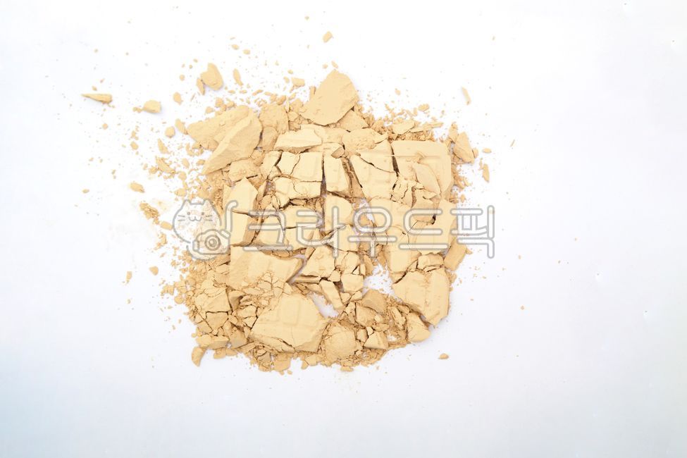 powder,파우더,메이크업파우더,메이크업,텍스쳐,화장품질감,팩트,팩트파우더,팩트깨진,깨진화장품,화장품,깨진,파손,부서짐,brake,broken,파우더가루,가루,산산조각,파괴,무너짐,연출,컨셉