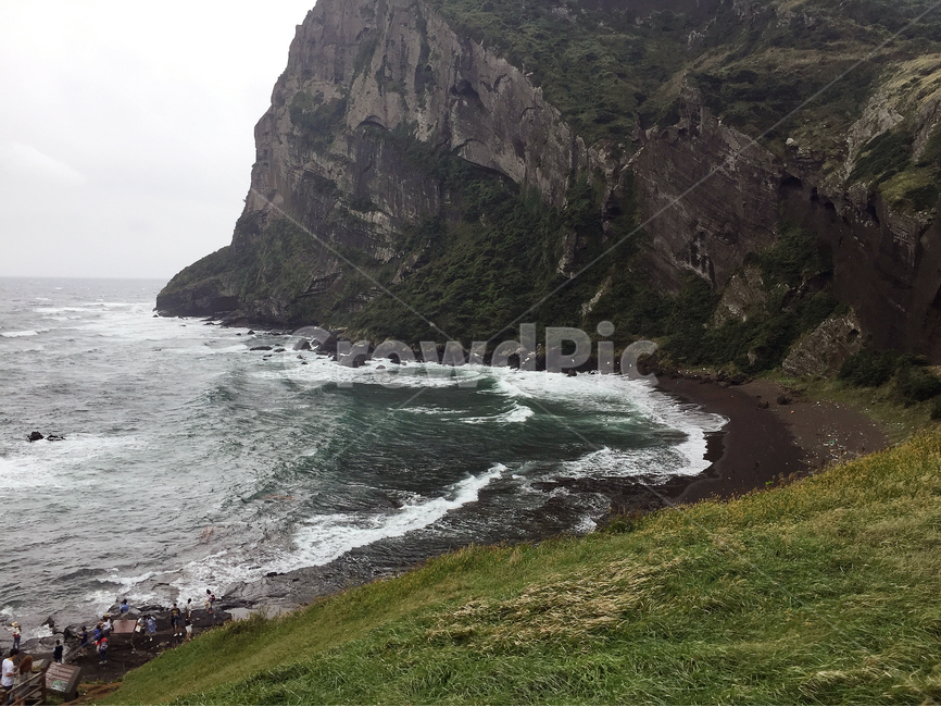제주도,성산일출봉,바다,파도,제주,절벽,해안가,자연,풍경,nature,landscape,한국자연풍경,한국자연경관,korea nature landscape,해변,바다,beach,sea,제주도,jeju,jeju island,promontory,곶,outdoors,옥외,cliff,낭떠러지