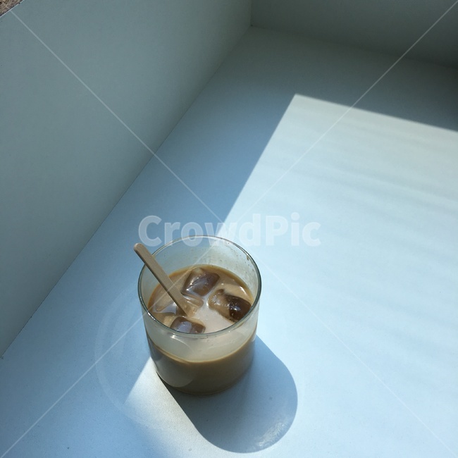 감성,카페,커피,분위기,카페라떼,cafe,coffee,그림자,shadow,아이스라떼,아이스커피,감성사진,color,컬러,색상,colorsense,colorsensitivity,feelingofcolor,빛,내부,인테리어,light,inside,심플한,깔끔한,미니멀,아늑한,정적인,고요한,평화로운,조용한,cozy,흰,순백의,화이트,브라운,얼음,ice,오후,커피,카페,coffee,cafe