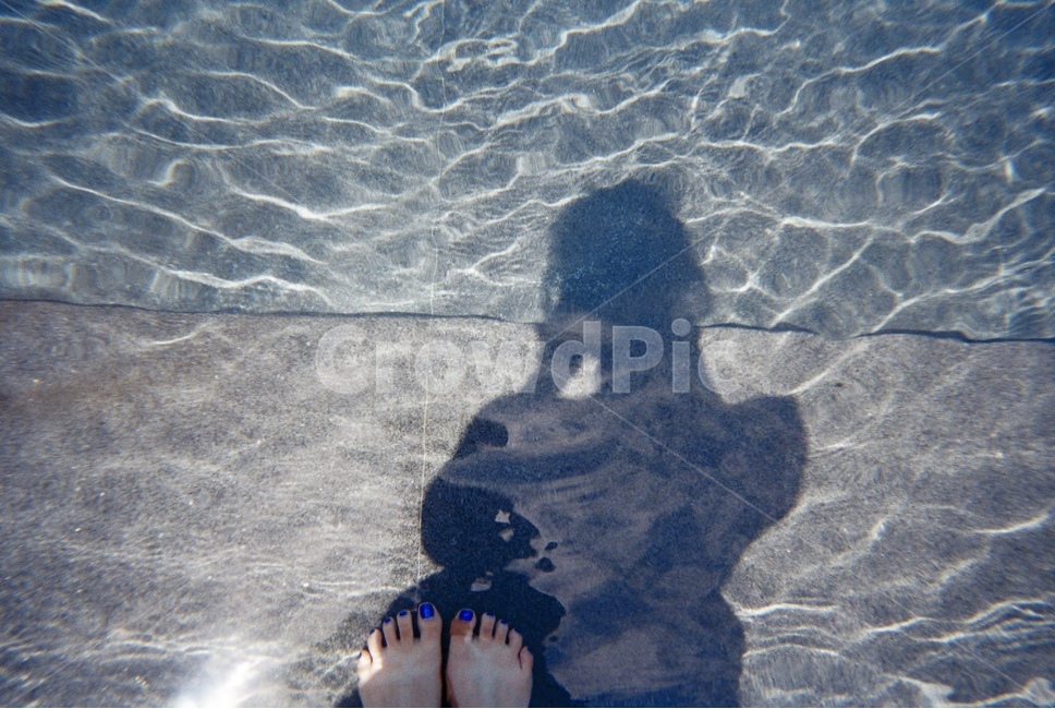 수영장,그림자,실루엣,물,발,사람,인물,인간,human,person,신체일부,몸,body,여성,여자,woman,female,lady