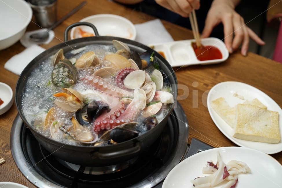 	해물,조개,해산물,국물요리,국물,해천탕,보양식,원기회복,술안주,안주,가리비,홍합,음식,푸드,음식,식재료,요리,food,cook,meal,dishes,food reserves,수산물,해산물,fishery products,seafood,한식,한국음식,한국요리,korean food,korean dishes,korean meal,korean cook