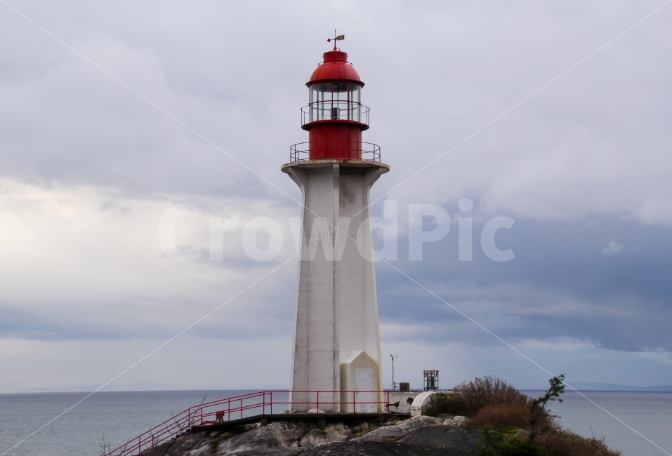 등대,라이트하우스,lighthouse,건물,건축물,밴쿠버,캐나다,바다,바닷가,해안,해안선,길잡이,빛,오래된,수평선,먹구름,구름,흐린,날씨,우중충한,안내,붉은,빨간,등대,lighthouse