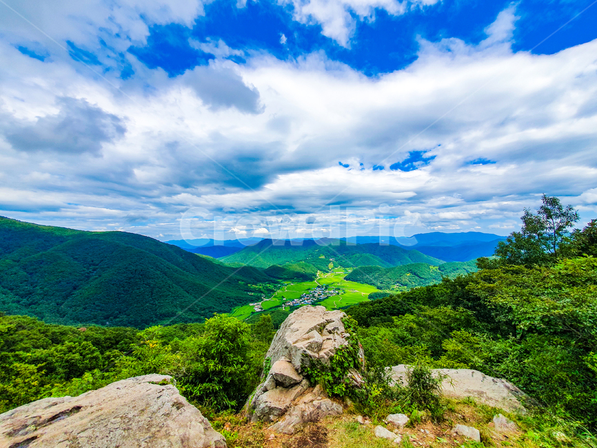 nature,자연,outdoors,옥외,풍경,구름,산,마을,초록색,푸른하늘,countryside,한지방,hill,언덕,감성사진,감성