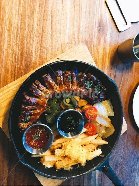 food,음식,meal,식사,고기,meat,폭립,porkribs,wood,테이블,table