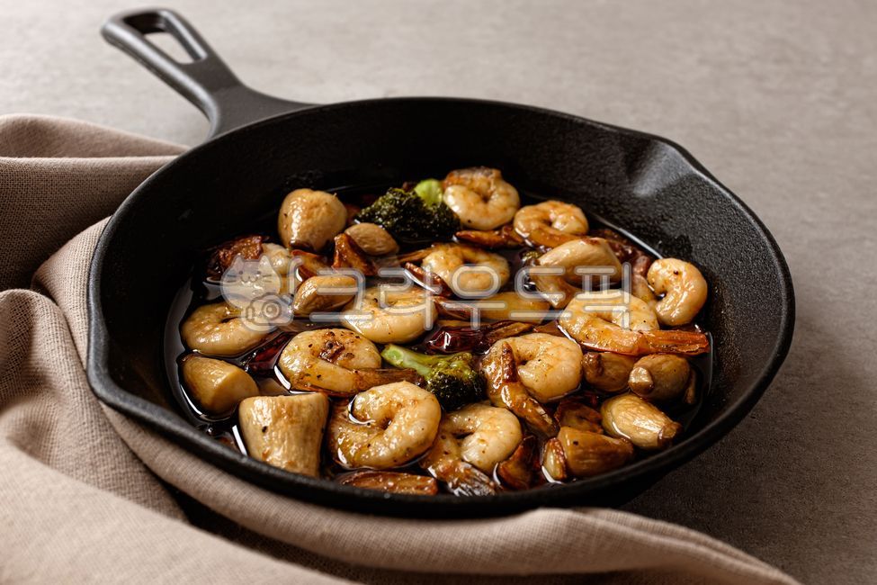 감바스알아히오,감바스,올리브오일,마늘,새우,페페론치노,올리브유,해산물,스페인음식,스페인문화,음식,식사,식품,식료품,재료,식재료,음식재료,클로즈업,담백한,고소한