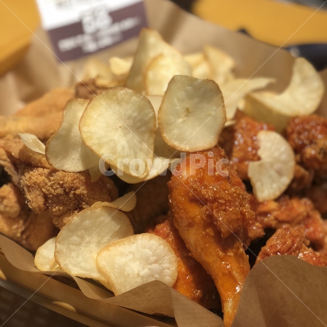 치킨,chicken,바른치킨,양념치킨,반반치킨,후라이드,음식,감자칩,야식,음식,식재료,요리,food,cook,meal,dishes,food reserves