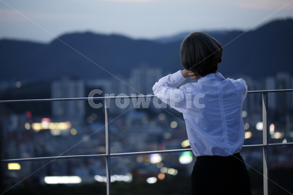 모델,옥상,차분함,조명,밤,불빛,퇴근,휴식,쉬는시간,야근,사람,인물,인간,human,person,여성,여자,woman,female,lady,감성,sensible,feeling,고독함,외로움,쓸쓸함,우울함,슬픔,lonely,solitary,비즈니스,사업,business,service,work