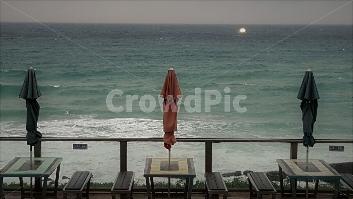 바다,파도,하늘,자연,sky,nature,감성,파라솔,테이블,휴식,holiday,붉은색,red,수평선,자연,풍경,nature,landscape