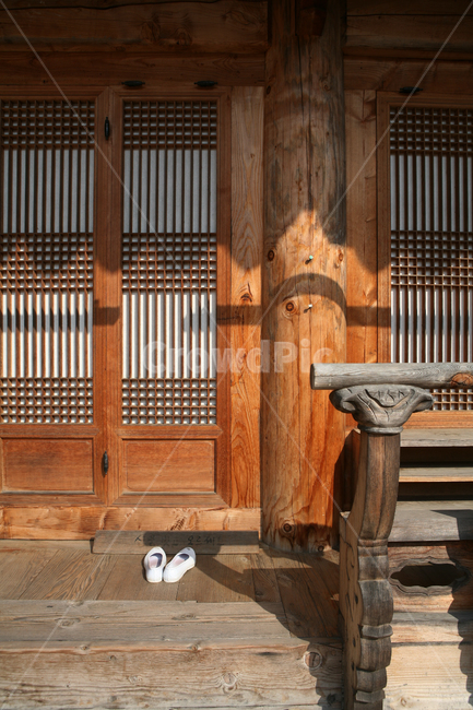 한옥,고무신,한국,전통,사찰,건축,창살,korea,traditional,rubbershoes,전통가옥,나무,견목,temple