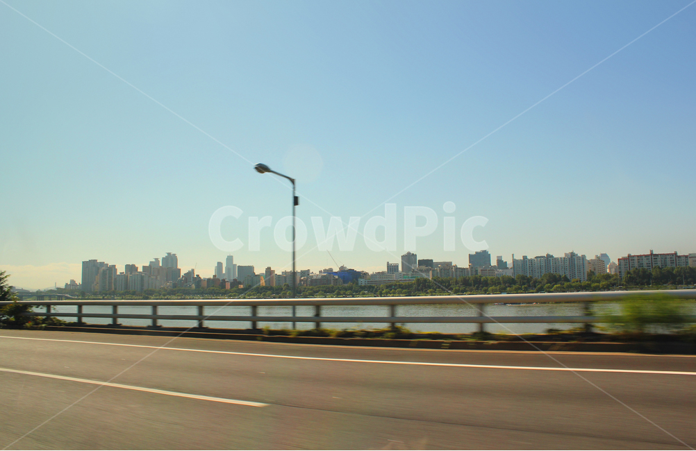 하늘,낮,파랑,블루,파란색,가로등,난간,도로,모션,블러,길,아스팔트,건물,한강,강,강변,빌딩,도시,도심,강가,강변도로,교통,교통수단,traffic,transportation