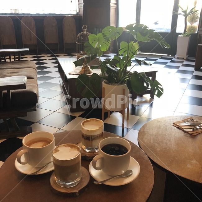 saucer,pottery,도기류,카페,가구,커피,cafe,coffee,디저트,dessert,나무,화분,책상,desk,pot,타일,커피,카페,coffee,cafe
