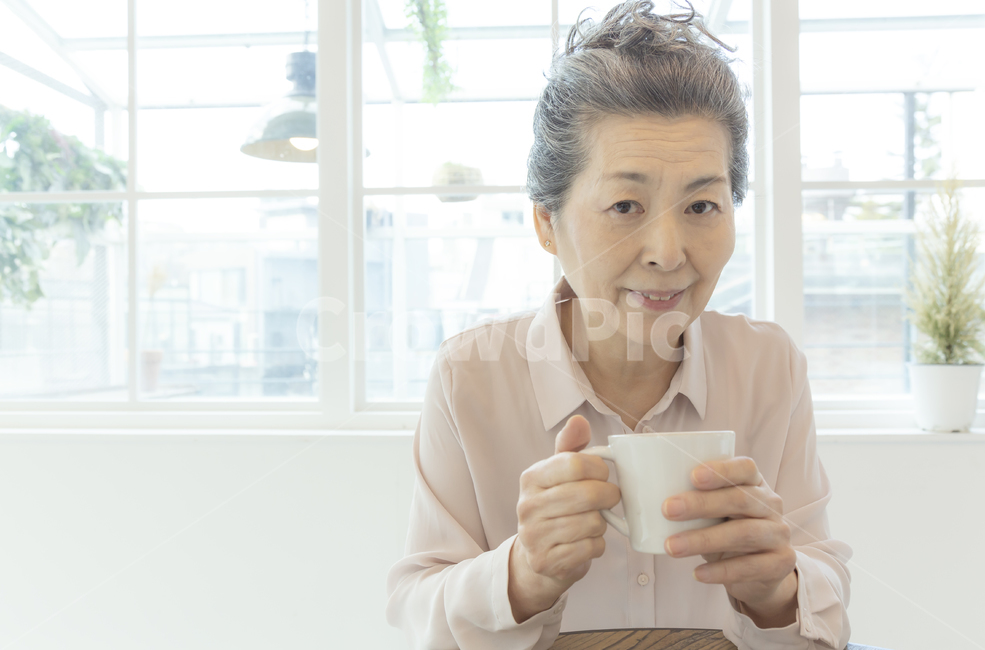 시니어,커피,커피잔,얼굴,손,여성,여자,woman,female,lady,노인,어르신,old man, senior citizen