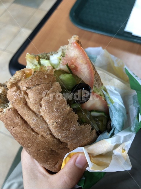 샌드위치,빵,올리브,토마토,오이,채소