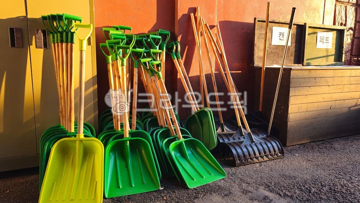 삽,눈삽,제설삽,제설장비,너까래,제성용,쓰레기통,벽,snowremovalbox,asnowshovel,snowremovalequipent