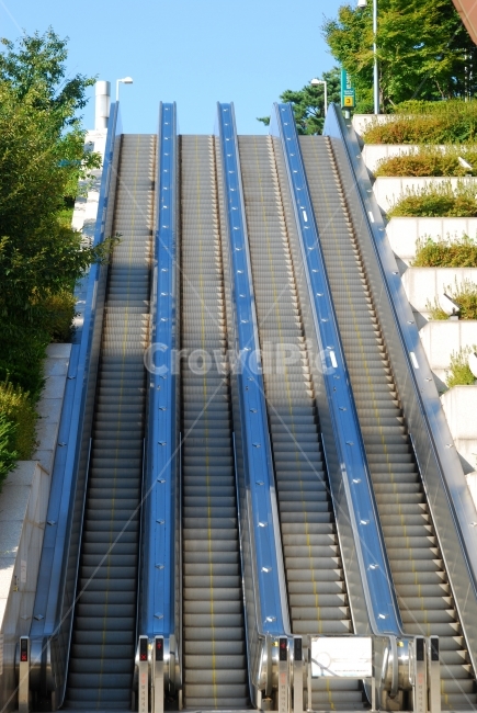 에스컬레이터,계단,이동수단,건축물,실외,야외,승강기,출구,입구,도시,escalator,교통,교통수단,traffic,transportation,handrail,난간,banister