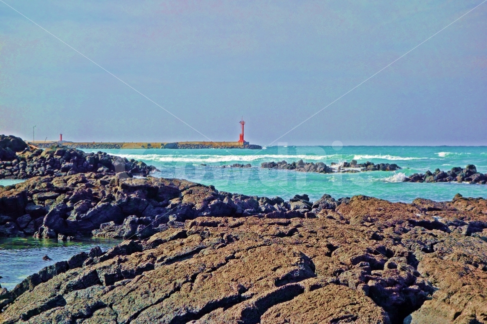 제주도,김녕성세기해변,현무암,등대,바다,파도,돌,바위,빨간,수평선,흰,구름,하늘,푸른,여행,자연,풍경,경치,제주여행,제주도여행,방파제,물결,망망대해,김녕,성세기,해변,해수욕장,김녕해변,김녕성세기해수욕장,자연,풍경,nature,landscape,한국자연풍경,한국자연경관,korea nature landscape,등대,lighthouse,제주도,jeju,jeju island,building,건물,tower,탑,architecture,건축물
